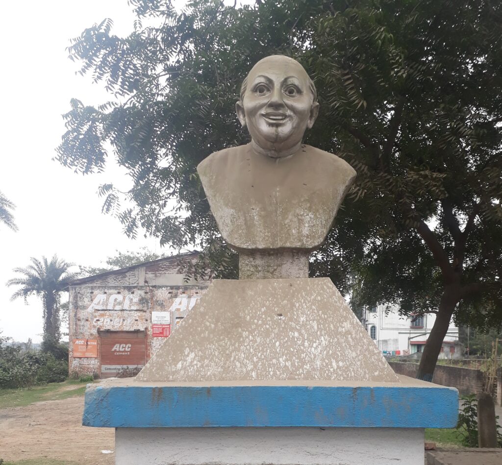 Statue_of_Gopal_Bhar_02