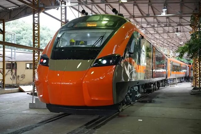 Vande_Bharat_sleeper_trainset_prototype_at_BEML